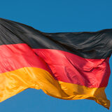 Wehende Deutschlandflagge — 24/7-Versorgung an Bundeswehr-Standorten und in Kasernen