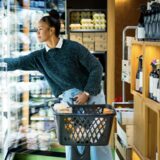 Kundin am Kühlregal im Einzelhandel — Smart Store und Micromarket als autonomes Filialformat