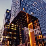 Moderne Bürogebäude in der Abenddämmerung — Betriebskiosk und Kantinenersatz für Unternehmen und Betriebe