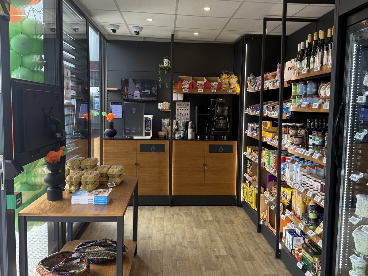 Spaccio agricolo autonomo Albert Wilts in Frisia orientale con scaffali, zona refrigerata e stazione caffè